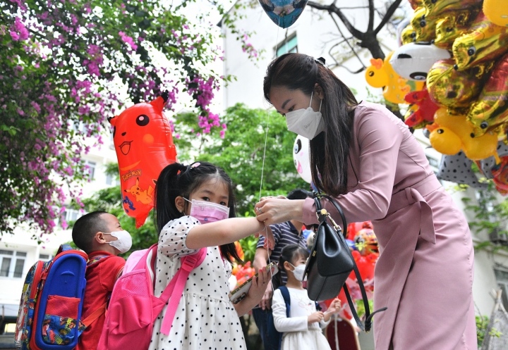 Phụ huynh không đồng tình lịch nghỉ Tết Nguyên đán của học sinh Hà Nội - Ảnh 1.