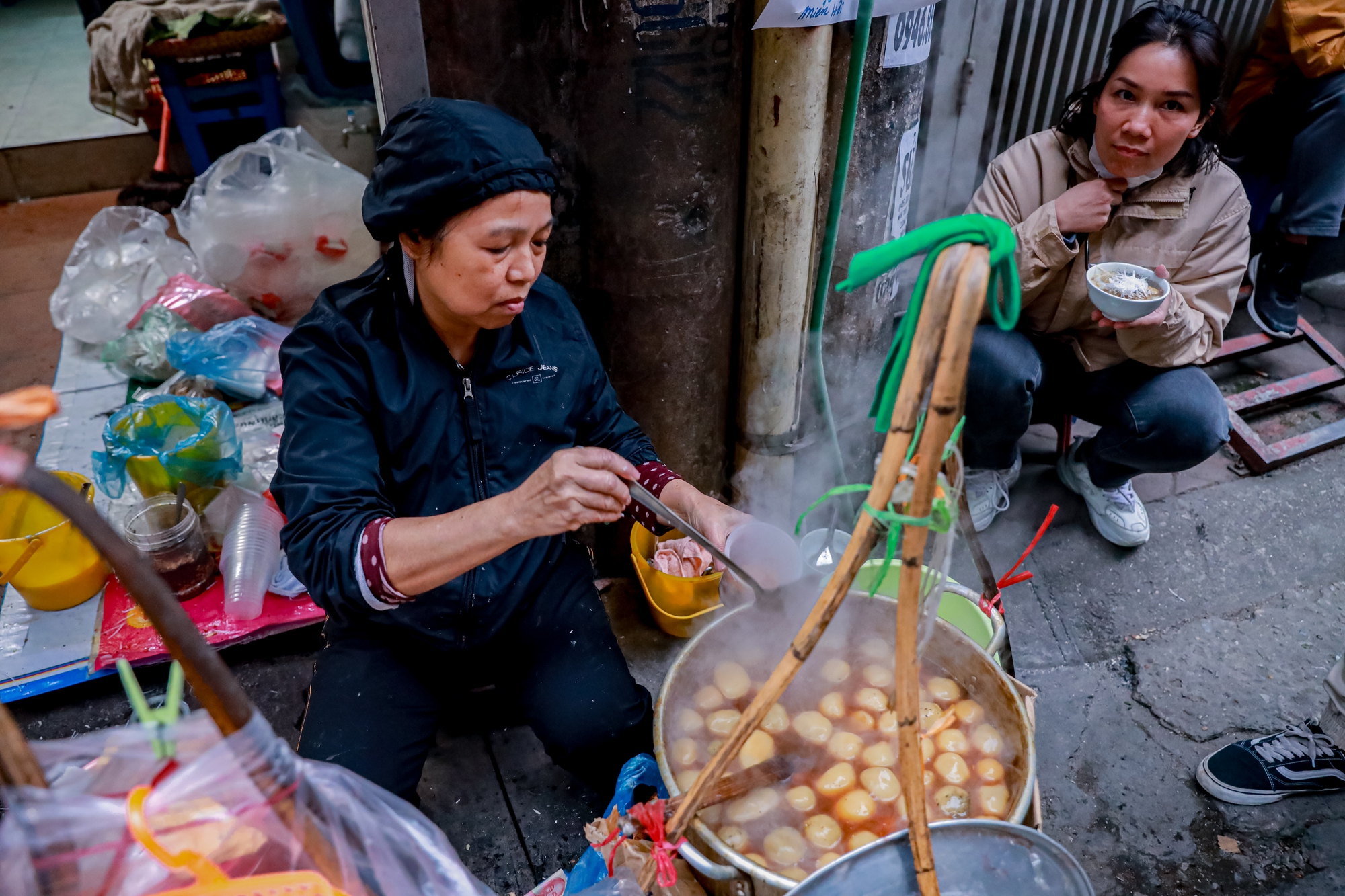 Quán bánh trôi tàu gần 30 năm ở Hà Nội gìn giữ hương vị truyền thống - Ảnh 1.