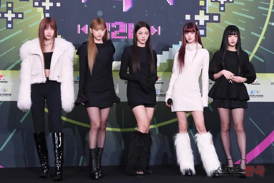 Không hẹn mà gặp, loạt nhóm nữ gen 4 đều mang phong cách Y2K lên thảm đỏ KBS - Ảnh 3.