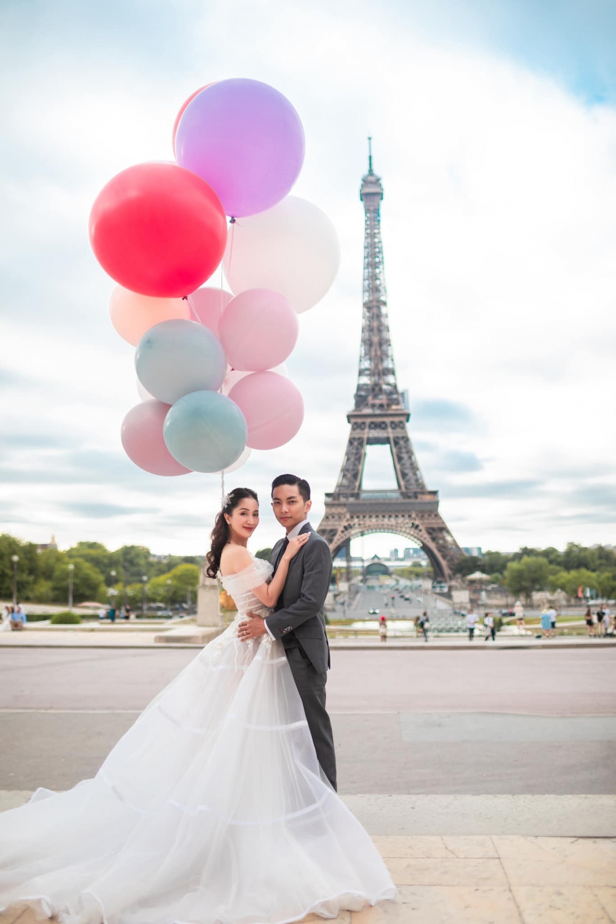 Vợ chồng Khánh Thi - Phan Hiển tiếp tục khoe ảnh cưới lãng mạn dưới chân tháp Eiffel - Ảnh 1.