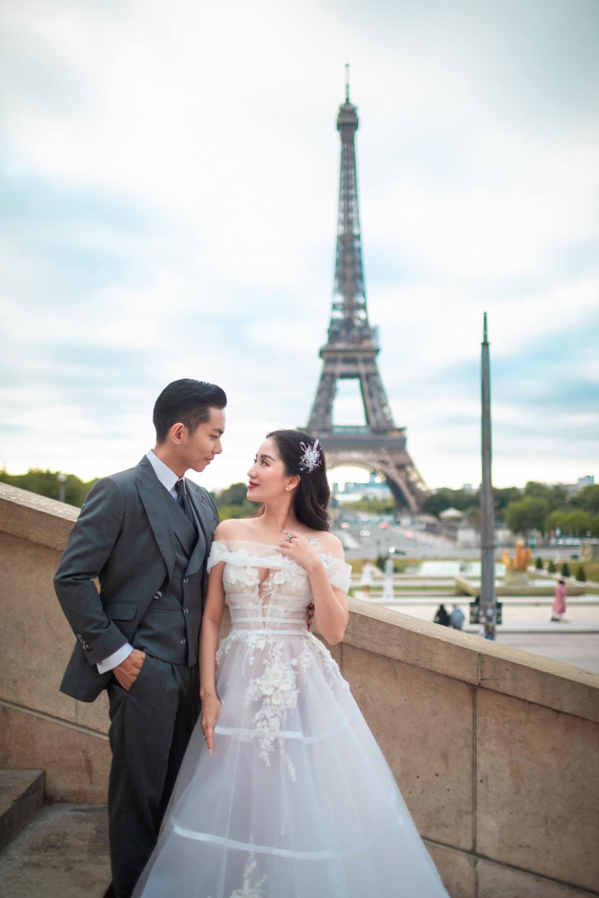 Vợ chồng Khánh Thi - Phan Hiển tiếp tục khoe ảnh cưới lãng mạn dưới chân tháp Eiffel - Ảnh 10.