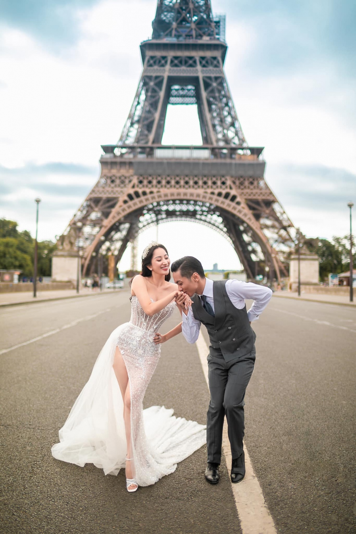 Vợ chồng Khánh Thi - Phan Hiển tiếp tục khoe ảnh cưới lãng mạn dưới chân tháp Eiffel - Ảnh 4.
