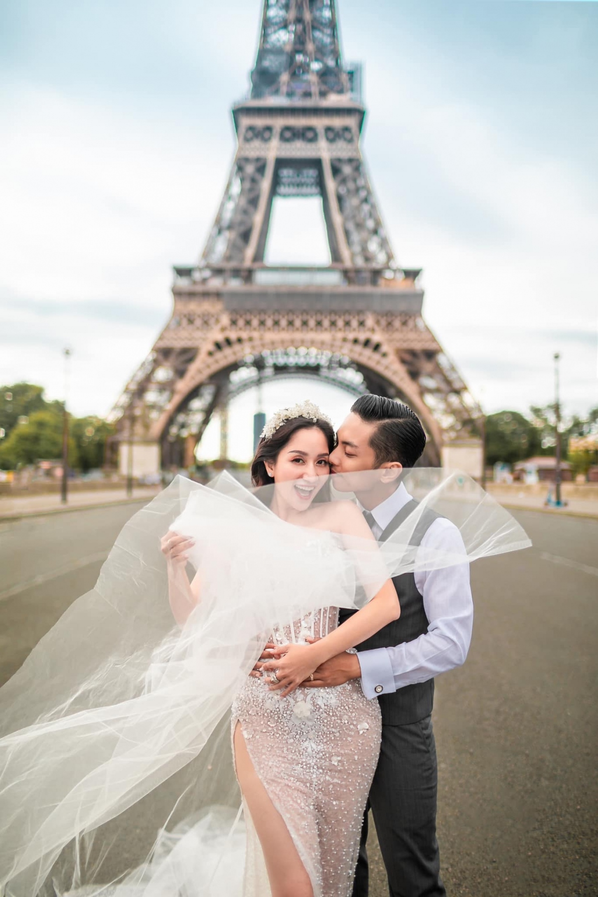 Vợ chồng Khánh Thi - Phan Hiển tiếp tục khoe ảnh cưới lãng mạn dưới chân tháp Eiffel - Ảnh 5.