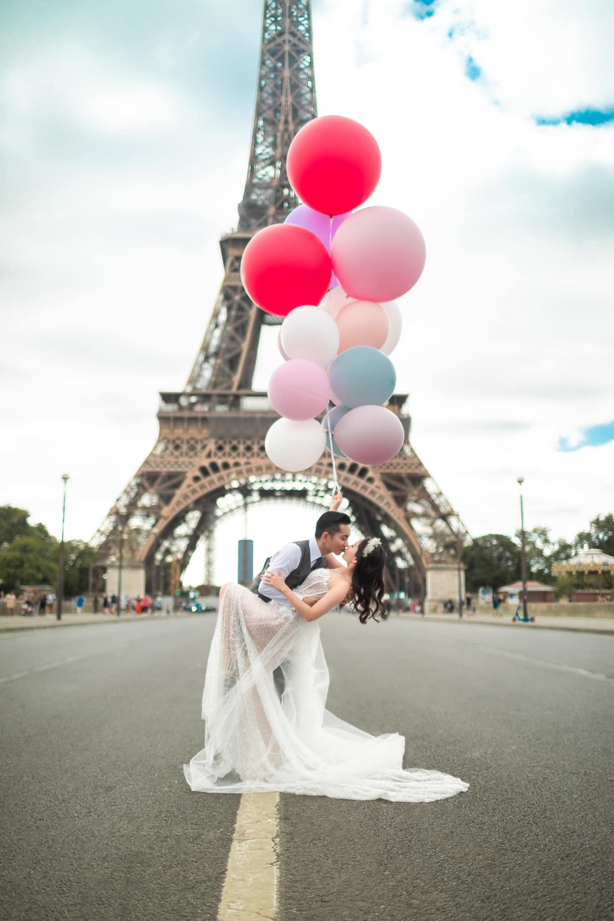 Vợ chồng Khánh Thi - Phan Hiển tiếp tục khoe ảnh cưới lãng mạn dưới chân tháp Eiffel - Ảnh 3.