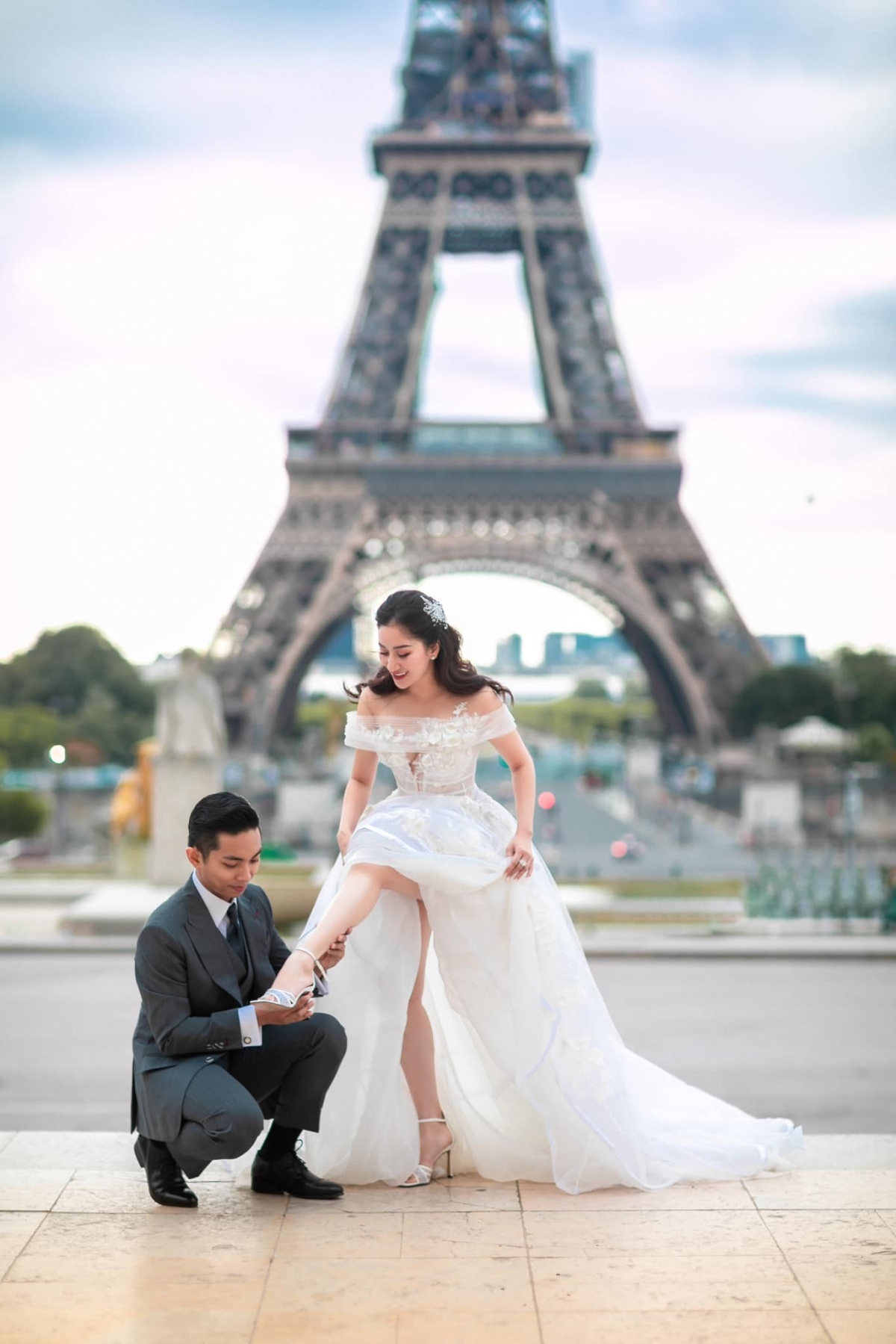Vợ chồng Khánh Thi - Phan Hiển tiếp tục khoe ảnh cưới lãng mạn dưới chân tháp Eiffel - Ảnh 6.