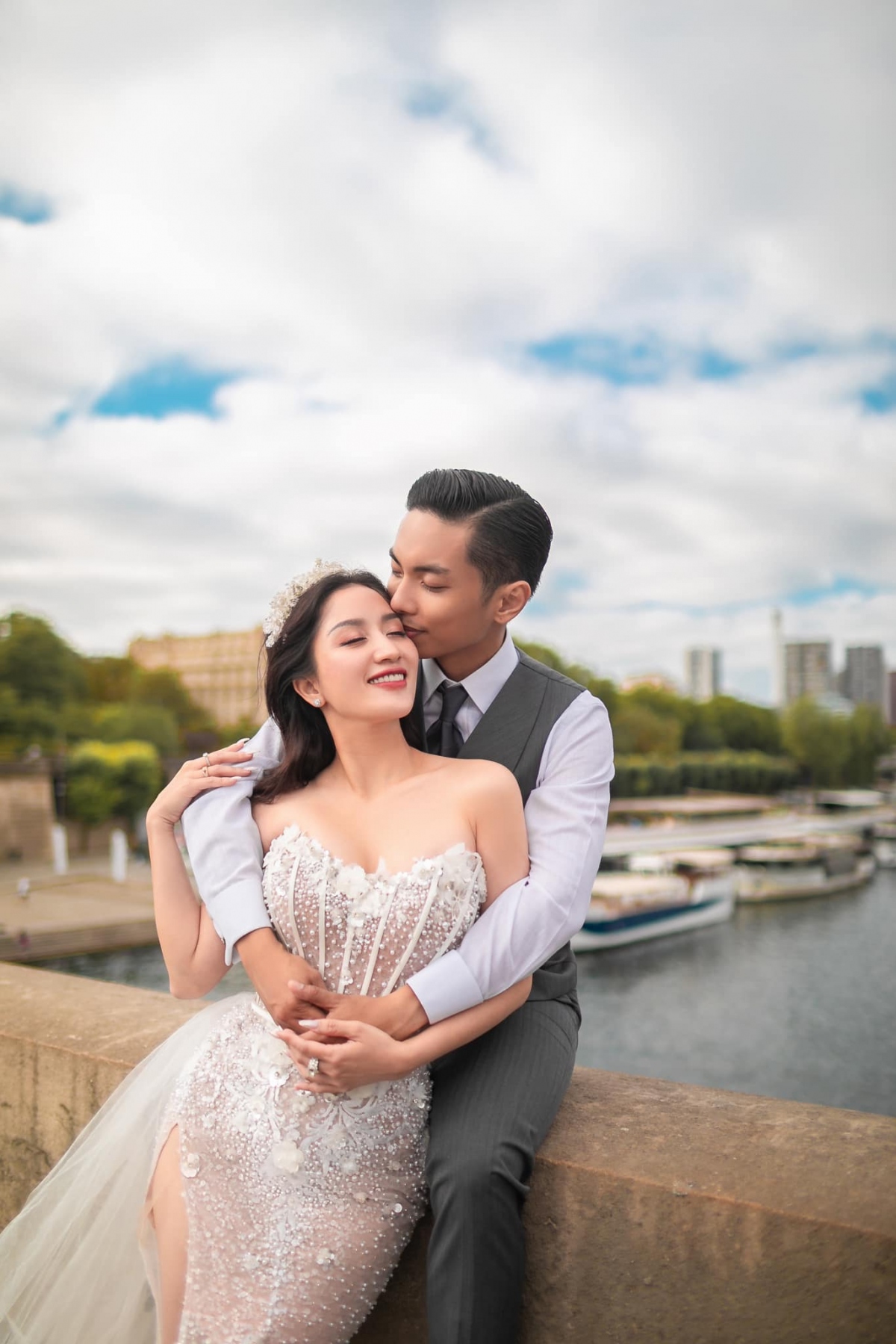Vợ chồng Khánh Thi - Phan Hiển tiếp tục khoe ảnh cưới lãng mạn dưới chân tháp Eiffel - Ảnh 9.