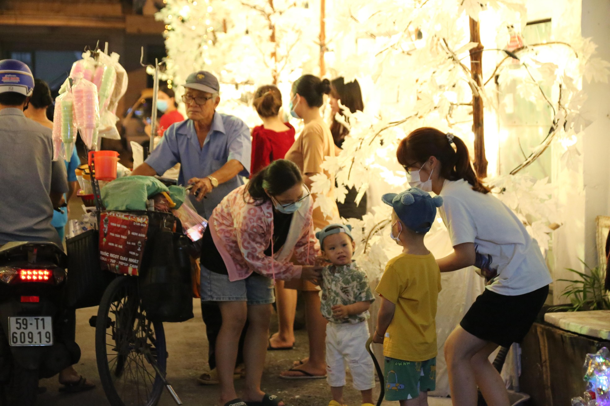 'Tuyết' phủ trắng nhiều hẻm ở TPHCM, người dân tấp nập đến ‘check-in’ đón Noel sớm - Ảnh 12. 'Tuyết' phủ trắng nhiều hẻm ở TPHCM, người dân tấp nập đến ‘check-in’ đón Noel sớm - Ảnh 12.