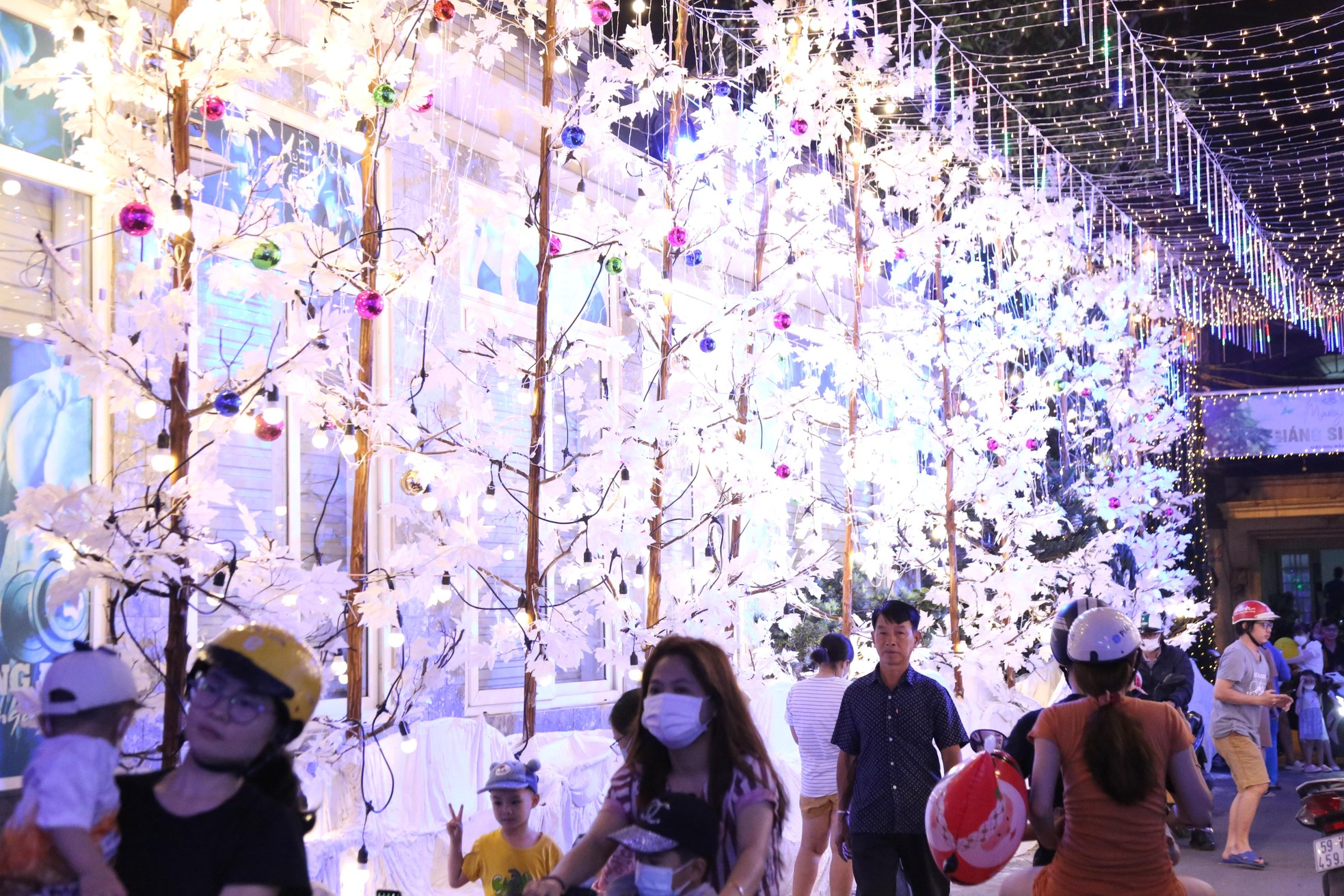 'Tuyết' phủ trắng nhiều hẻm ở TPHCM, người dân tấp nập đến ‘check-in’ đón Noel sớm - Ảnh 7. 'Tuyết' phủ trắng nhiều hẻm ở TPHCM, người dân tấp nập đến ‘check-in’ đón Noel sớm - Ảnh 7.