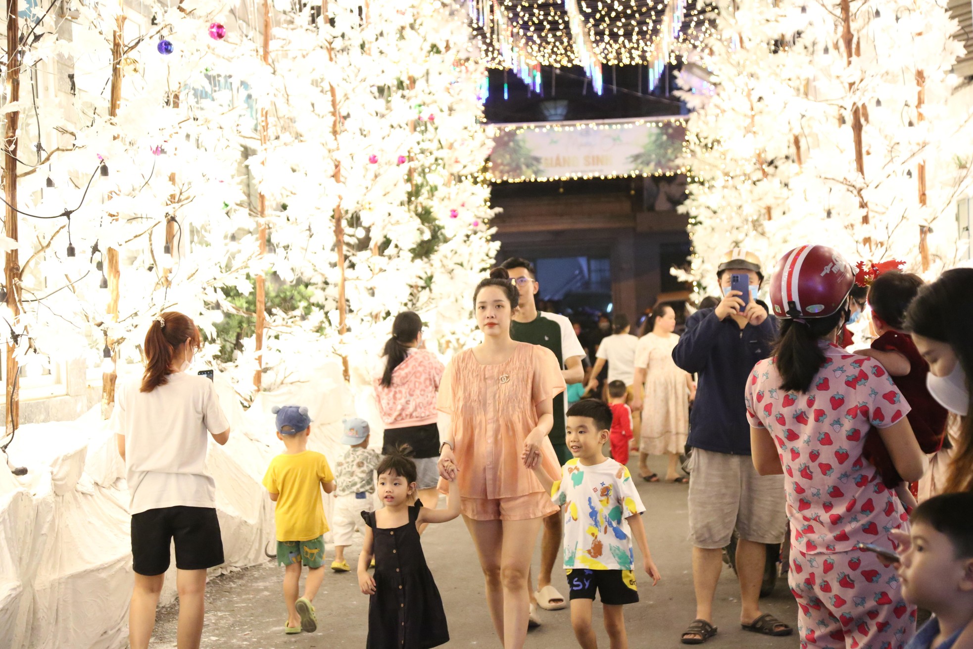 'Tuyết' phủ trắng nhiều hẻm ở TPHCM, người dân tấp nập đến ‘check-in’ đón Noel sớm - Ảnh 11. 'Tuyết' phủ trắng nhiều hẻm ở TPHCM, người dân tấp nập đến ‘check-in’ đón Noel sớm - Ảnh 11.