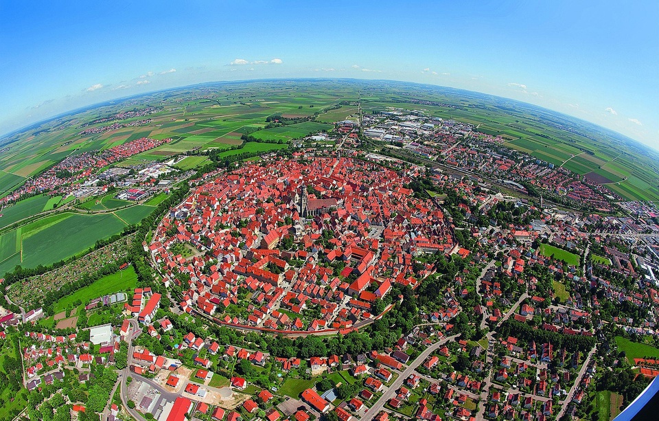 Thị trấn ở Đức dùng hơn 72.000 tấn kim cương để xây nhà - Ảnh 1.