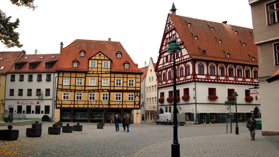 Thị trấn ở Đức dùng hơn 72.000 tấn kim cương để xây nhà - Ảnh 2.