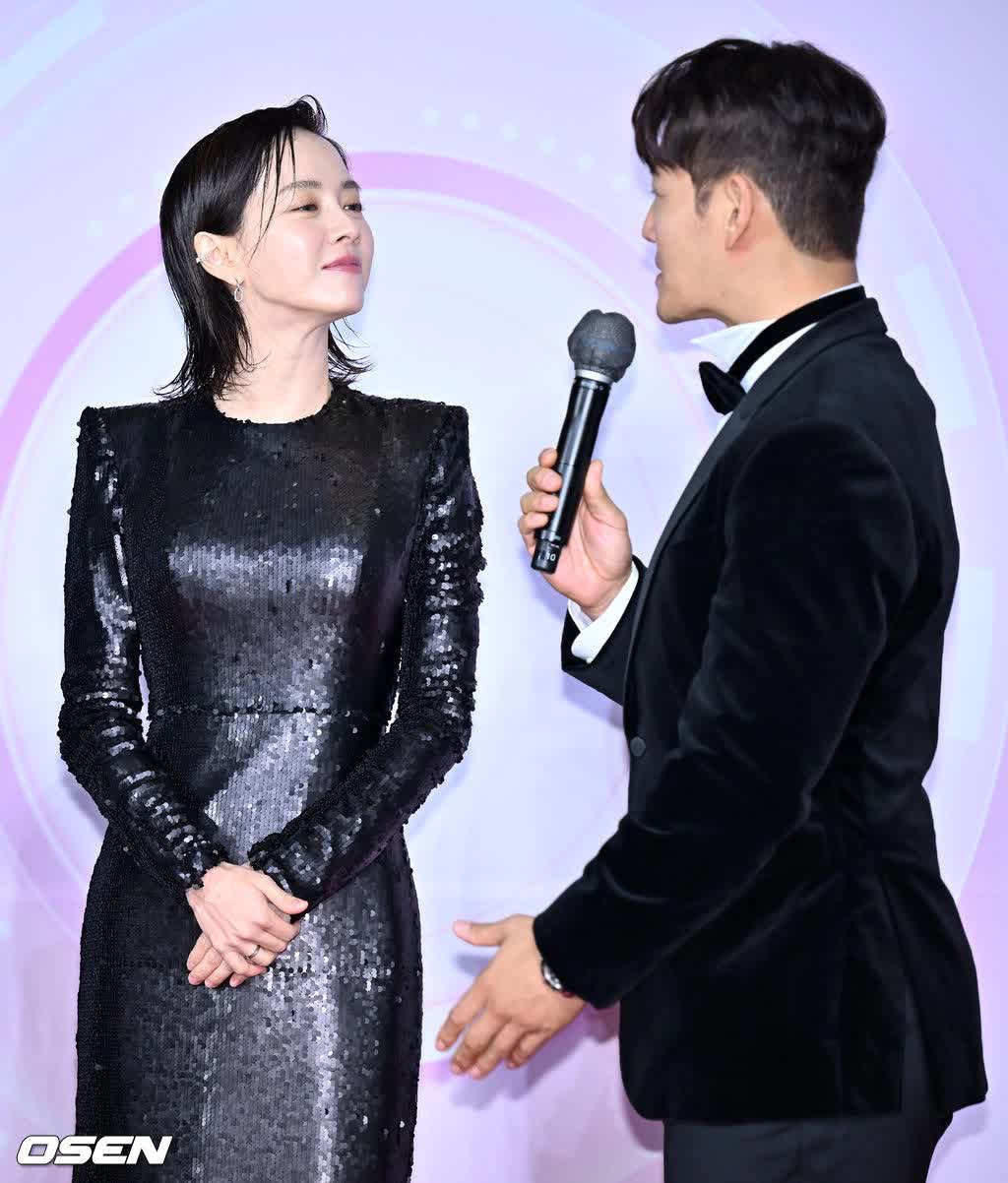 Thảm đỏ SBS Entertainment Awards 2022: Jeon So Min - Song Ji Hyo lột xác ấn tượng nhưng vẫn bị bộ đôi danh hài tạo dáng lố chiếm spotlight - Ảnh 5.