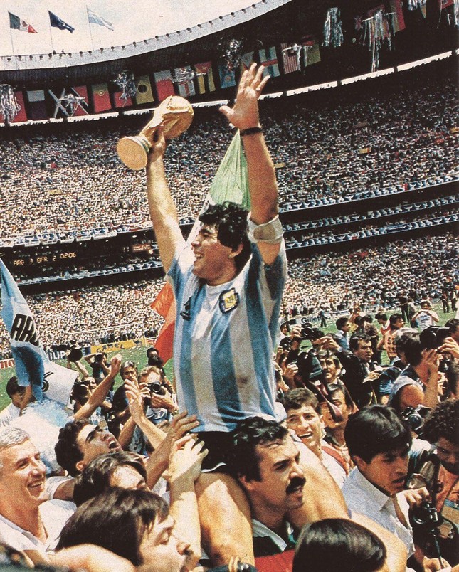 Chuyện kỳ lạ về viên chức trốn việc tới chung kết World Cup, ‘bất tử’ cùng Maradona và mơ cõng Messi - Ảnh 2.