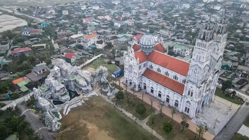 Chiêm ngưỡng hang đá Bê-lem khổng lồ ở Hà Tĩnh chào đón Giáng sinh - Ảnh 1.