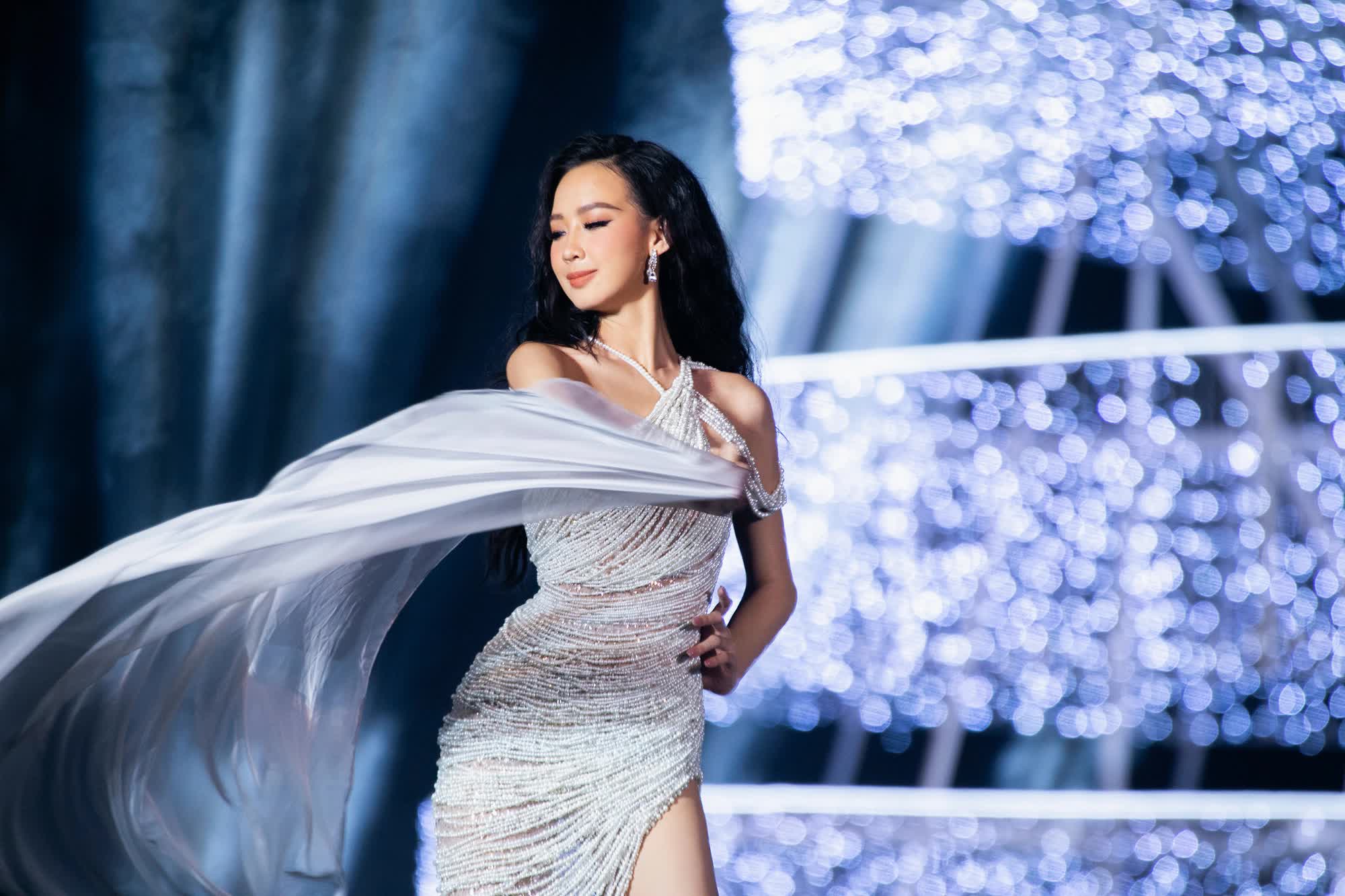 Đỗ Thị Hà khoe chân dài trứ danh tại đêm thi Best In Swimsuit Hoa hậu Việt Nam - Ảnh 1.