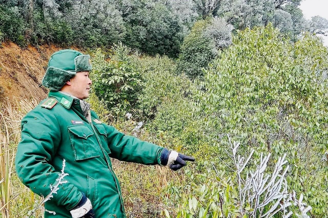 Ngắm băng tuyết phủ trắng đỉnh núi trong giá lạnh -3 độ C - Ảnh 6. Ngắm băng tuyết phủ trắng đỉnh núi trong giá lạnh -3 độ C - Ảnh 6.