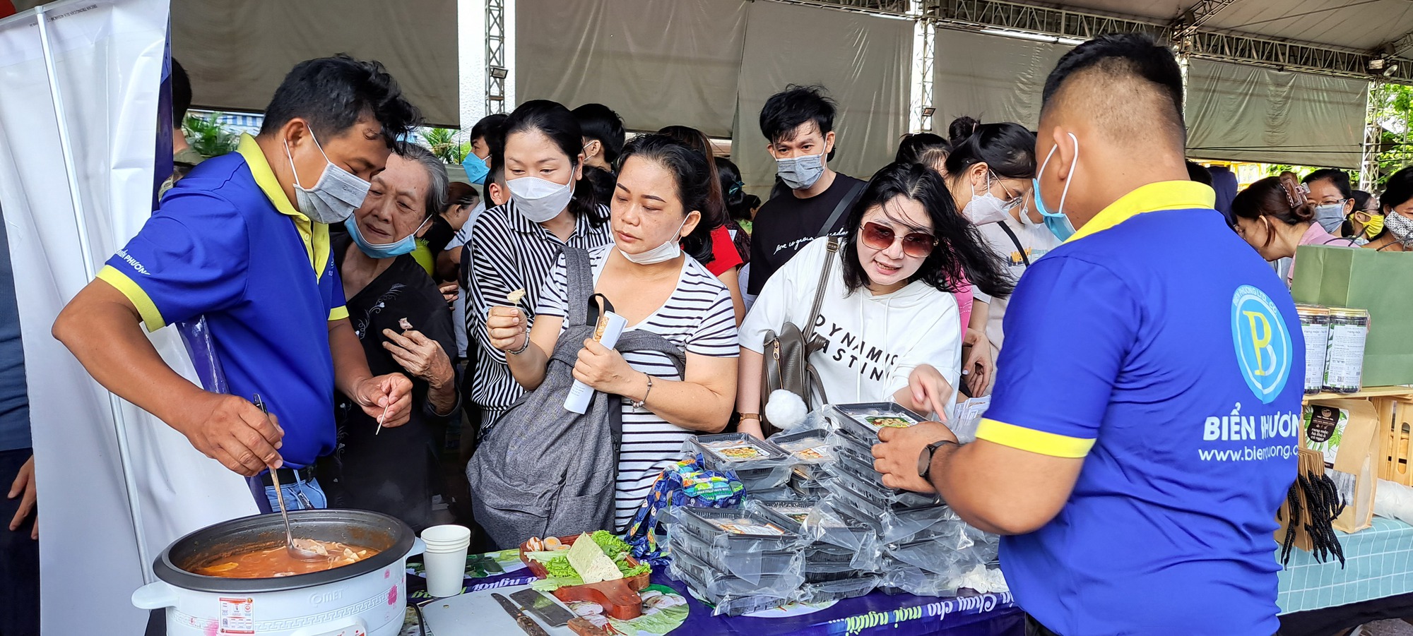 Thực phẩm chay nở rộ mùa Tết - Ảnh 1. Thực phẩm chay nở rộ mùa Tết - Ảnh 1.