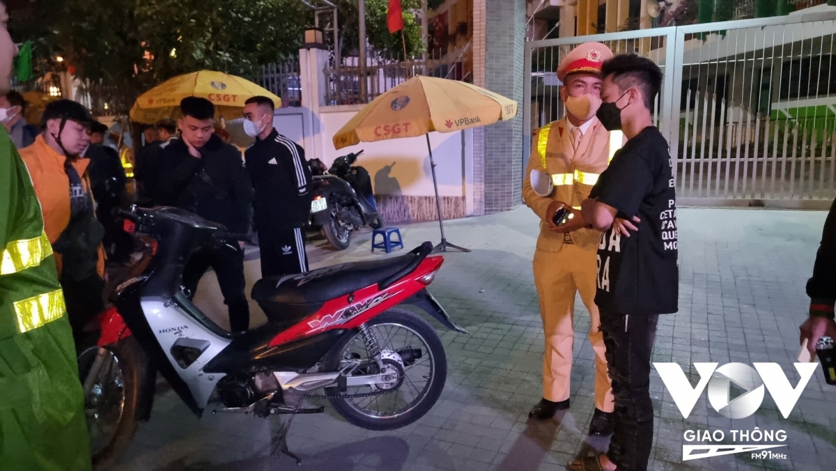 Rượu bia và “xe điên” náo loạn đường phố cuối năm - Ảnh 1. Rượu bia và “xe điên” náo loạn đường phố cuối năm - Ảnh 1.