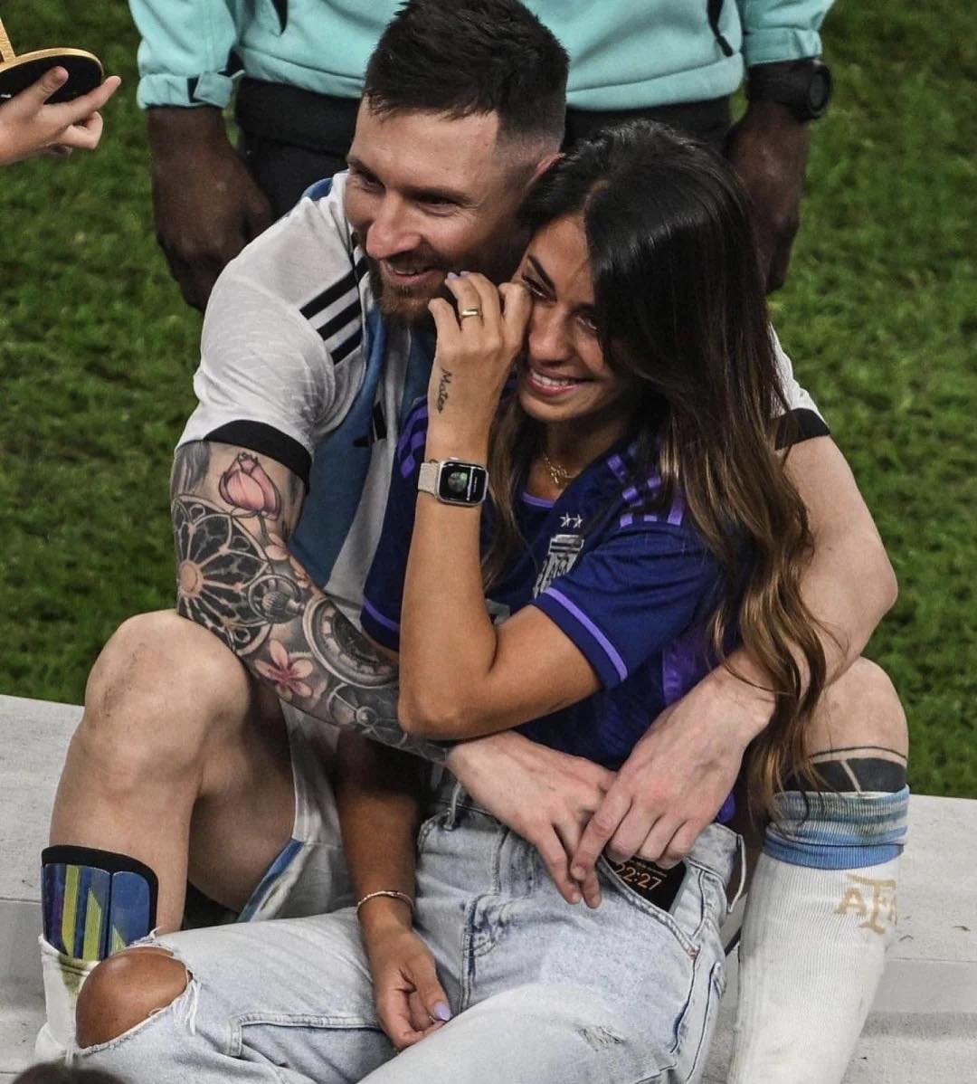 Hình ảnh về Messi và vợ sẽ khiến bạn cảm thấy ngọt ngào và ngưỡng mộ tình yêu đích thực của cặp đôi này.