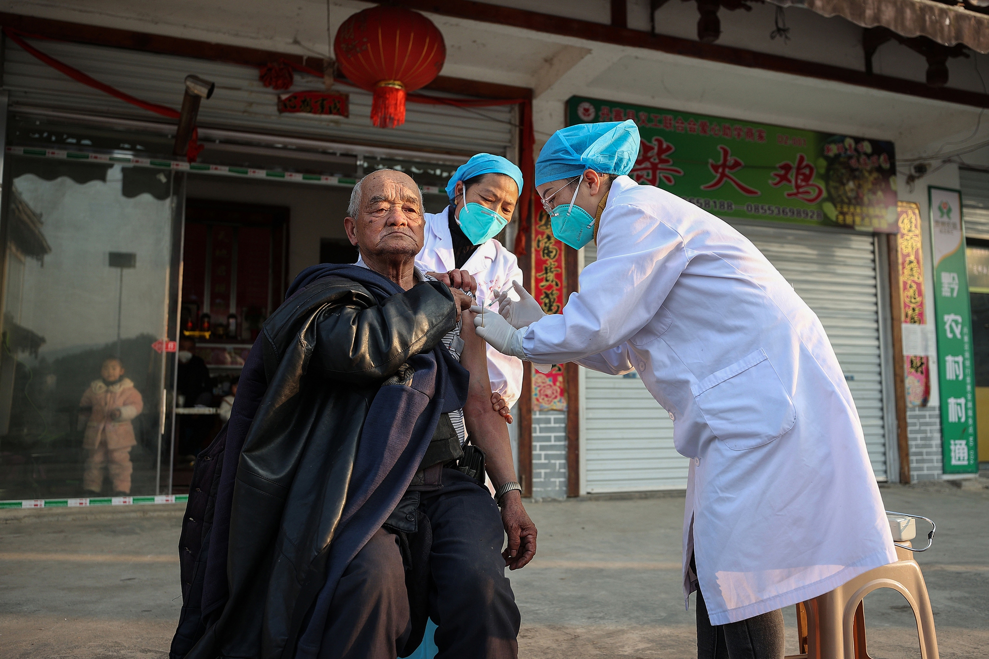 Trung Quốc ghi nhận 2 ca tử vong do COVID-19 sau 3 tuần nới lỏng chống dịch - Ảnh 2.