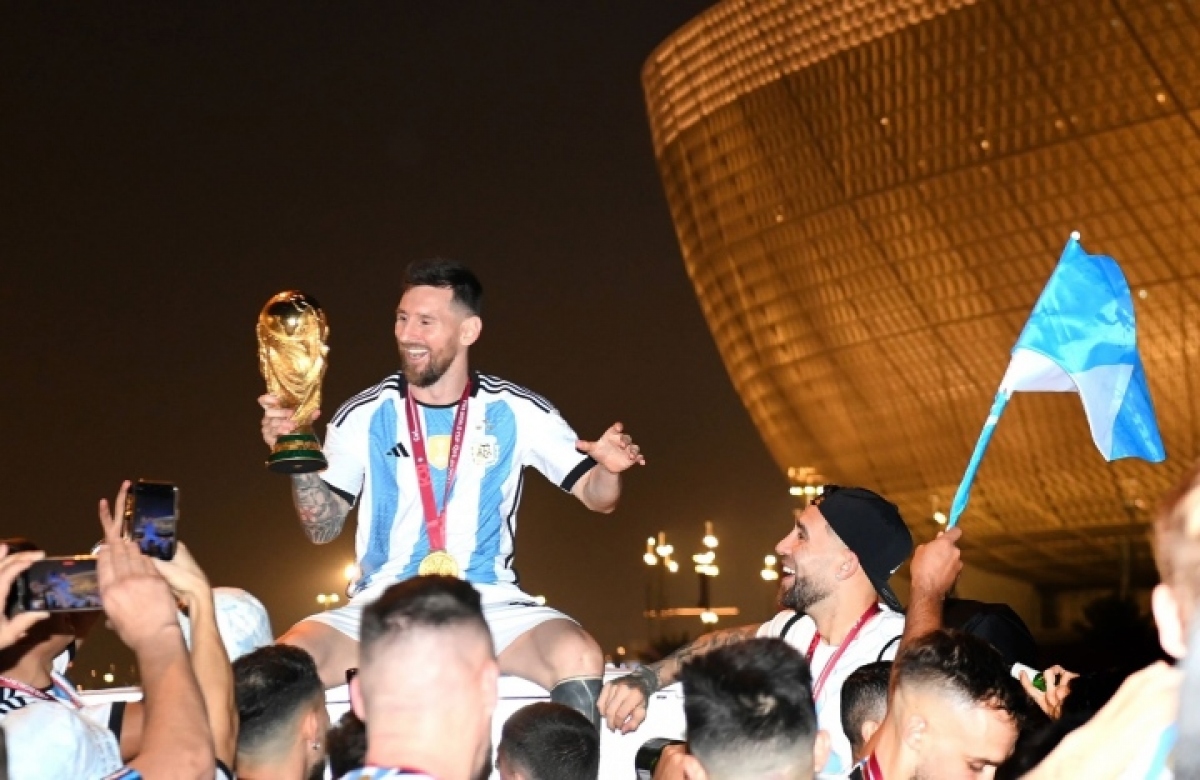 Messi và đồng đội lên xe buýt 2 tầng rước cúp vô địch khắp phố Qatar - Ảnh 3.