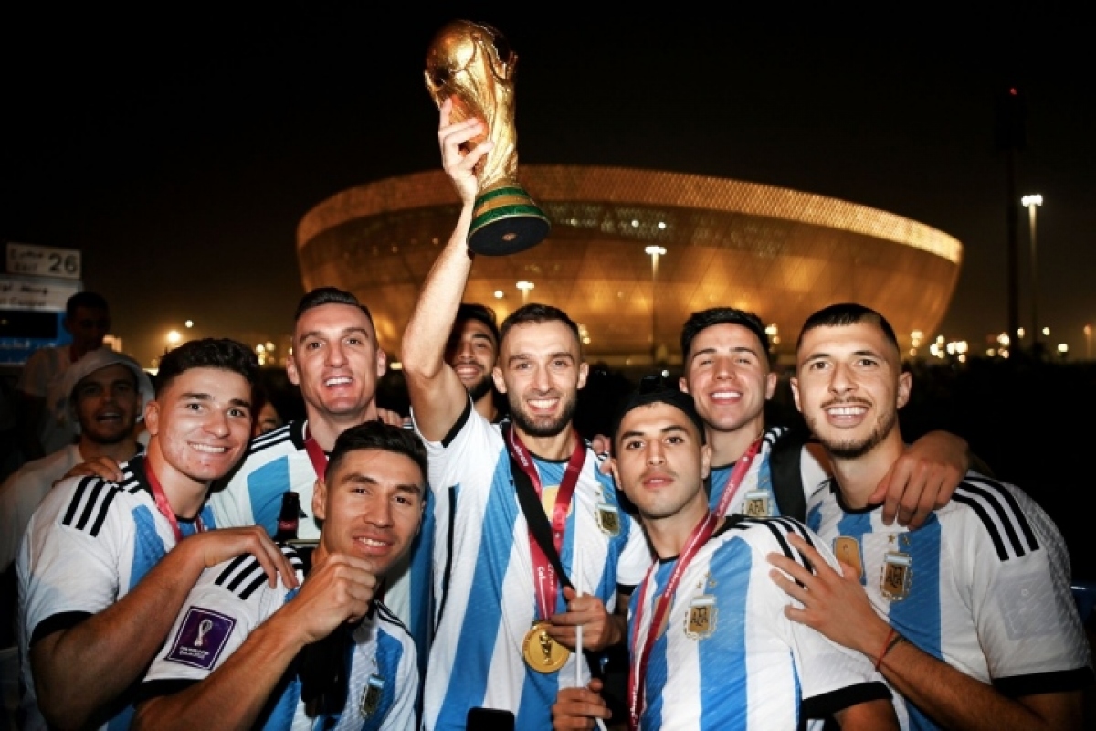 Messi và đồng đội lên xe buýt 2 tầng rước cúp vô địch khắp phố Qatar - Ảnh 4.