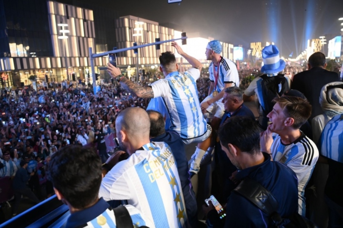 Messi và đồng đội lên xe buýt 2 tầng rước cúp vô địch khắp phố Qatar - Ảnh 7.