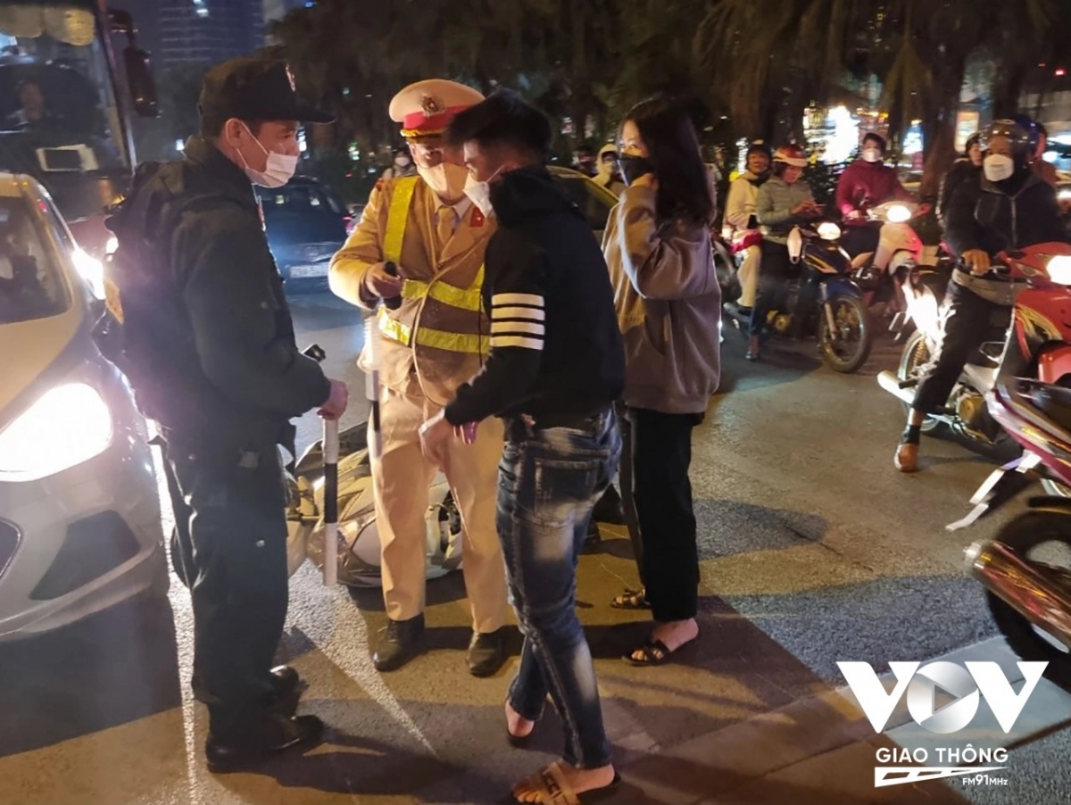 Rượu bia và “xe điên” náo loạn đường phố cuối năm - Ảnh 2. Rượu bia và “xe điên” náo loạn đường phố cuối năm - Ảnh 2.