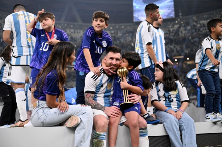 Chiều vợ như Messi: Vô địch thế giới vẫn phải ưu tiên phục vụ 'nóc nhà' khoe cúp - Ảnh 3.