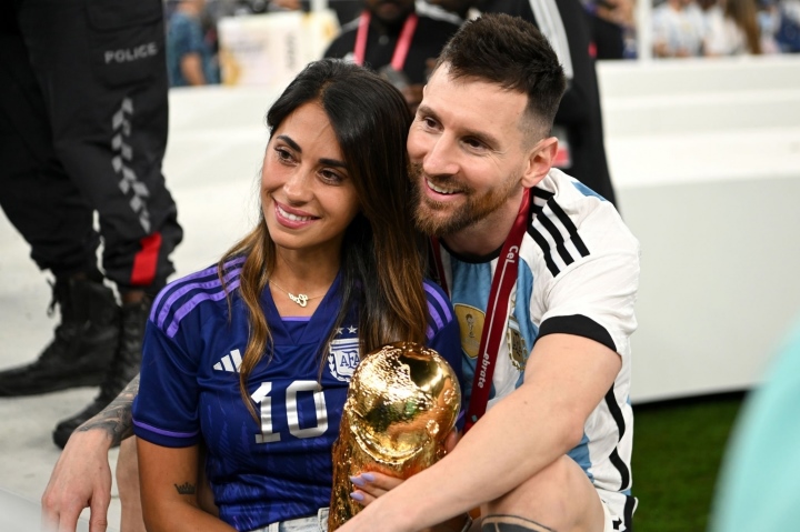 Chiều vợ như Messi: Vô địch thế giới vẫn phải ưu tiên phục vụ 'nóc nhà' khoe cúp - Ảnh 2.