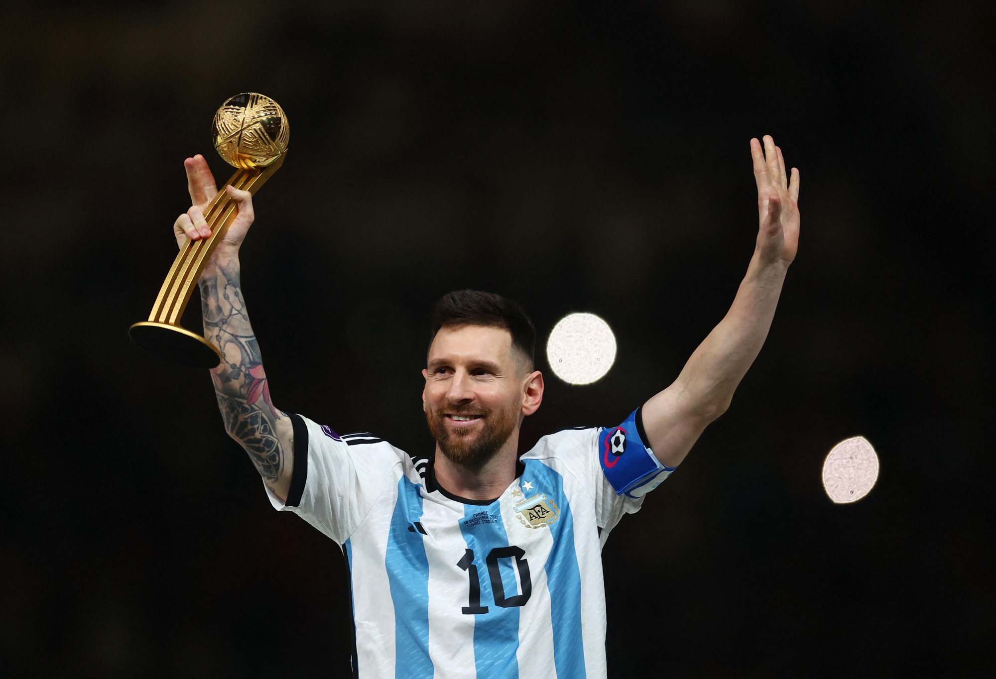 Messi là cầu thủ đầu tiên giành 2 Quả bóng vàng World Cup - Ảnh 1.