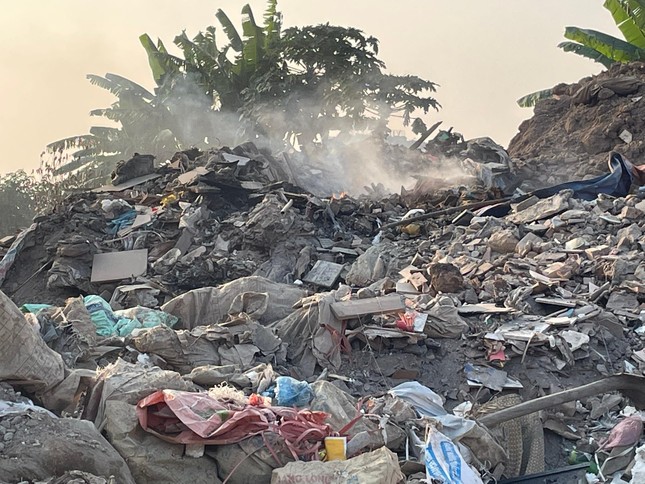 Bãi rác khủng nổi lửa từ đêm này qua đêm khác ở Hà Nội - Ảnh 6.