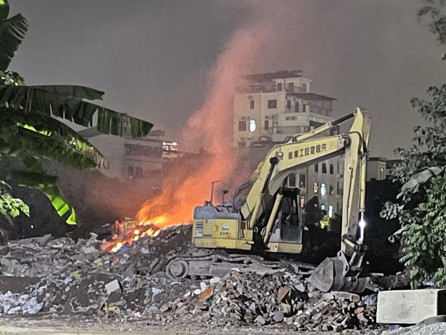 Bãi rác khủng nổi lửa từ đêm này qua đêm khác ở Hà Nội - Ảnh 9.