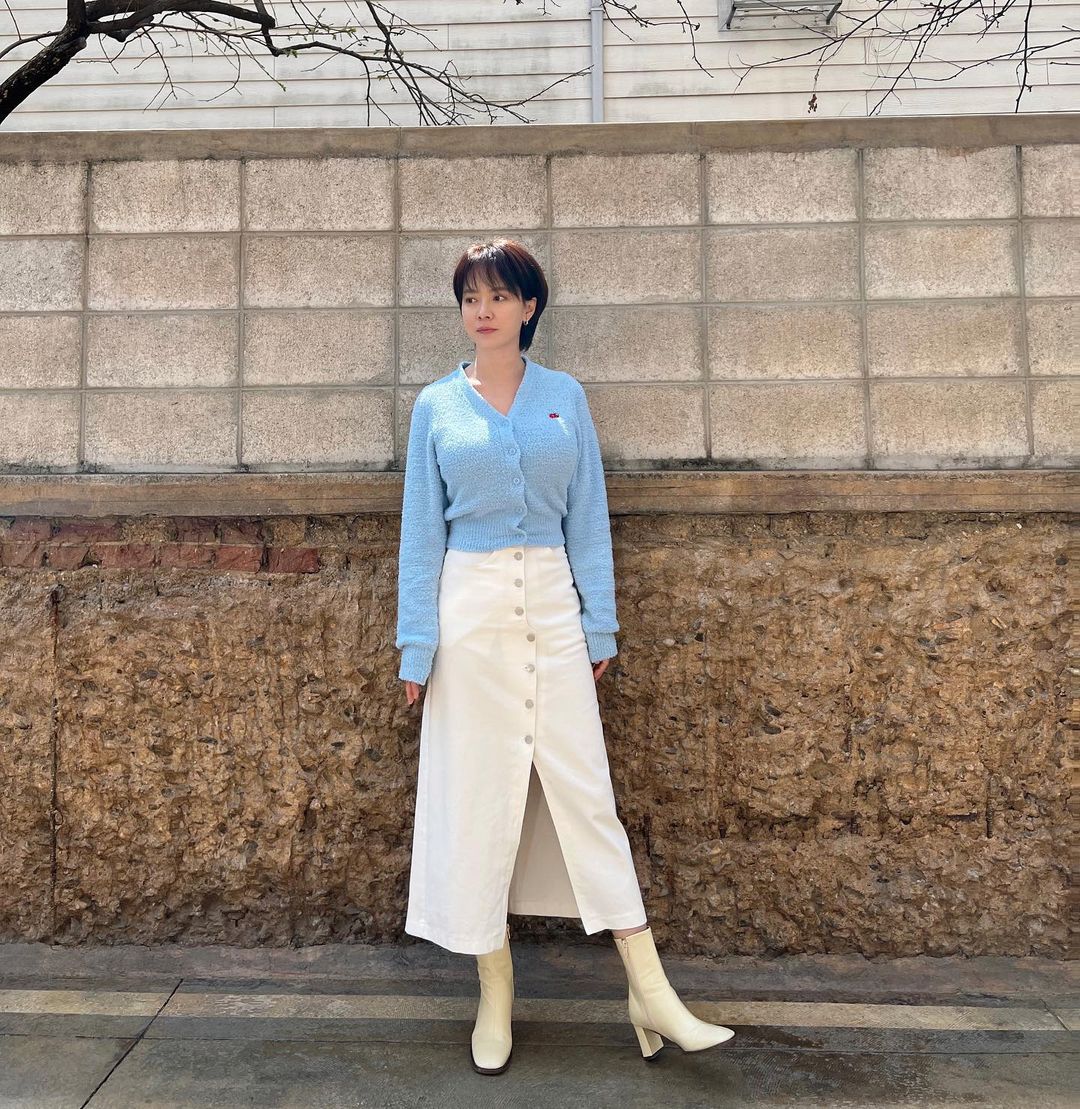 Phong cách thời trang trẻ trung của 'mợ ngố' Song Ji Hyo ở tuổi 41 - Ảnh 2.