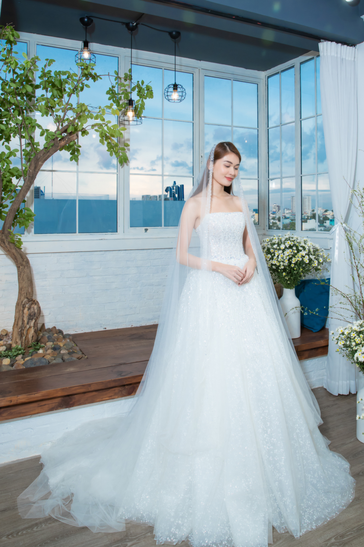 Á hậu Thuỳ Dung khoe nhan sắc mỹ miều khi thử váy cưới, hé lộ điều đặc biệt về dàn dâu phụ - Ảnh 4.