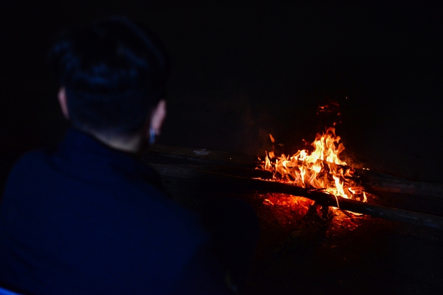 Người dân Hà Nội đốt lửa sưởi ấm trong đêm gió mùa - Ảnh 10.
