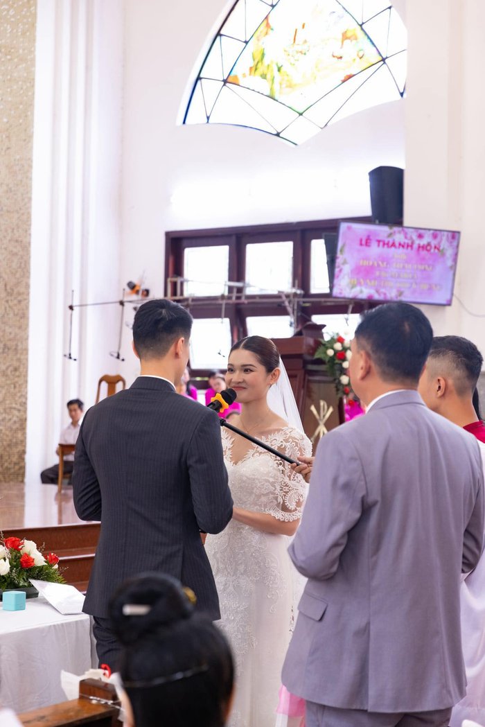 Á hậu Thùy Dung hạnh phúc bên chú rể trong lễ cưới ở nhà thờ - Ảnh 4.