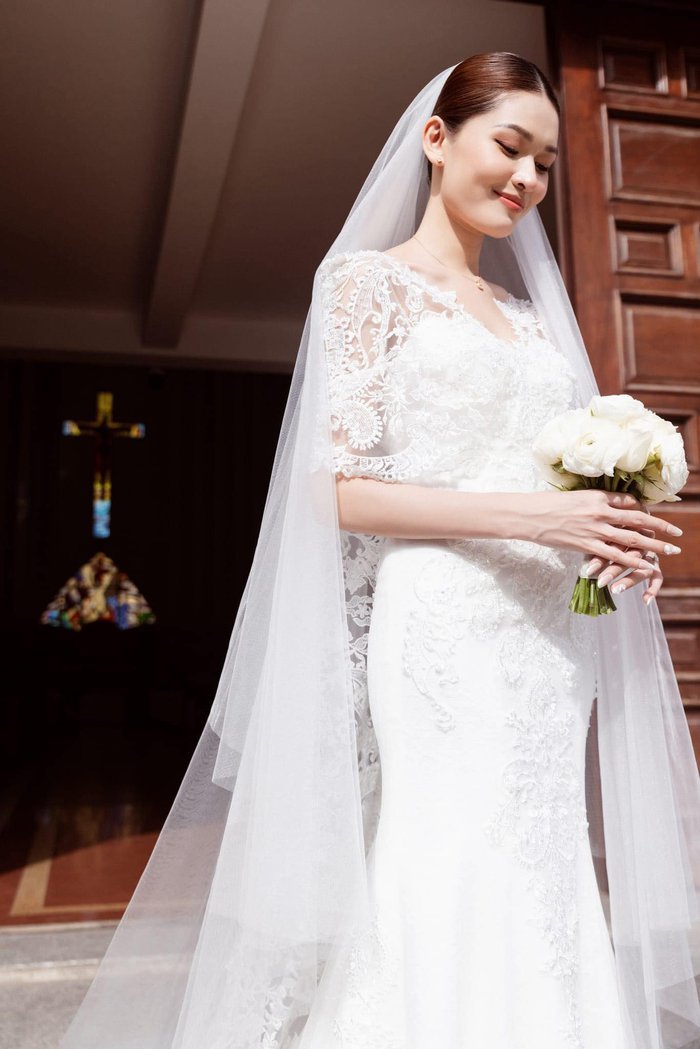Á hậu Thùy Dung hạnh phúc bên chú rể trong lễ cưới ở nhà thờ - Ảnh 2.