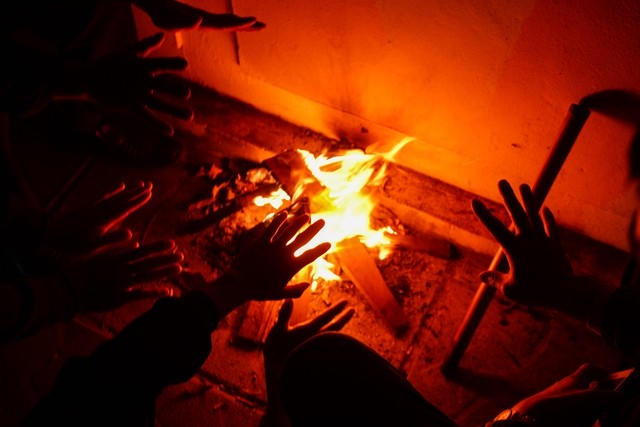 Người dân Hà Nội đốt lửa sưởi ấm trong đêm gió mùa - Ảnh 3.
