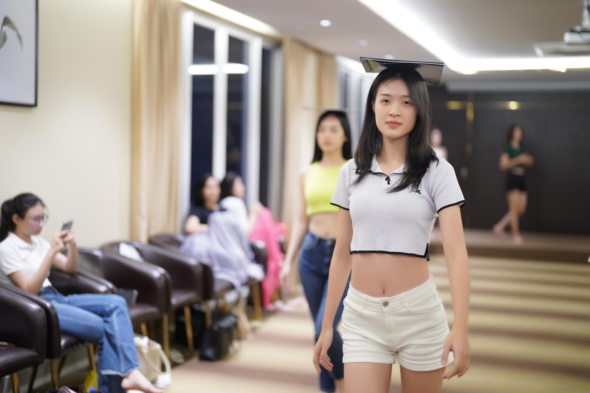 Thí sinh Hoa hậu Việt Nam diện crop top khoe eo thon - Ảnh 7.