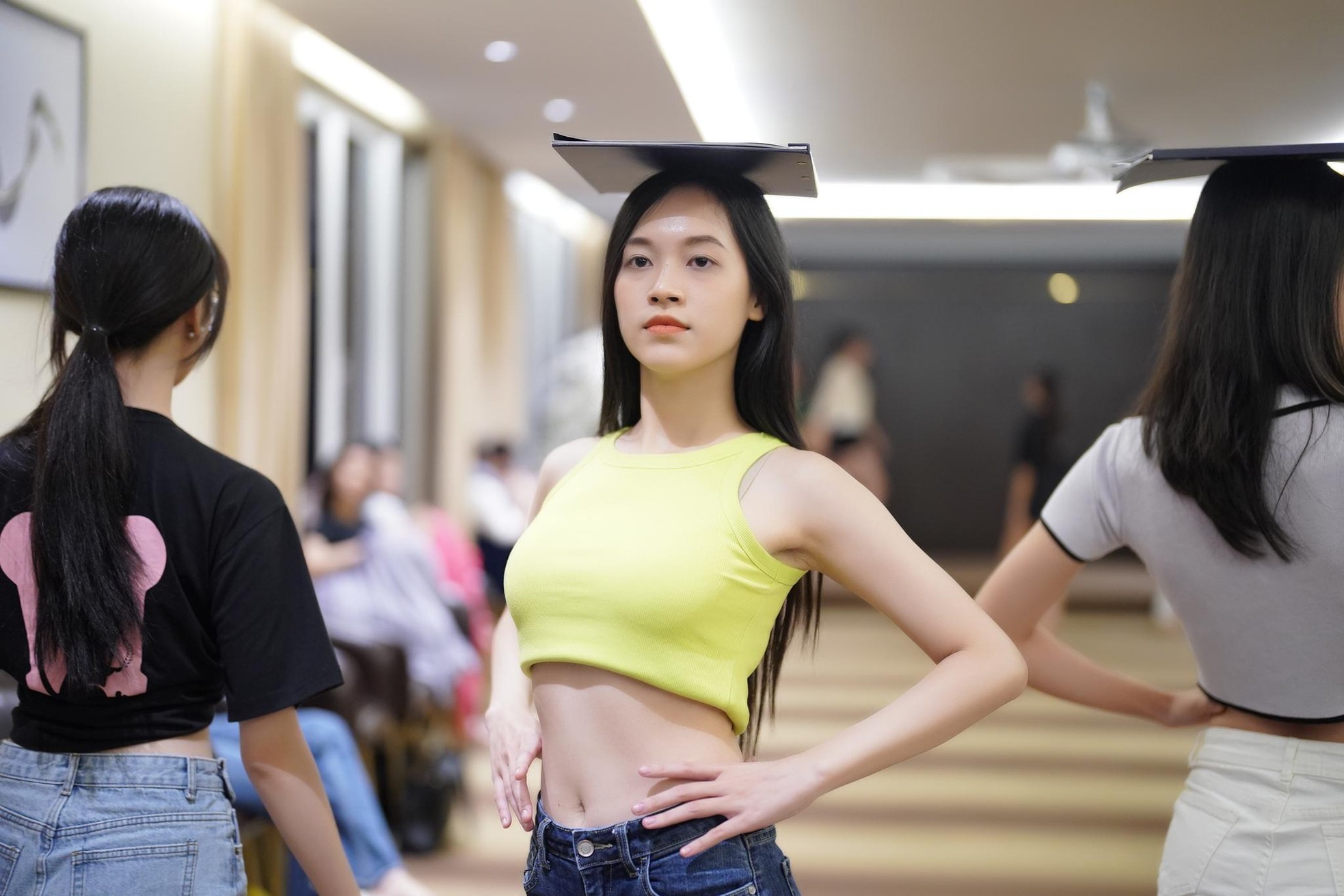 Thí sinh Hoa hậu Việt Nam diện crop top khoe eo thon - Ảnh 6.