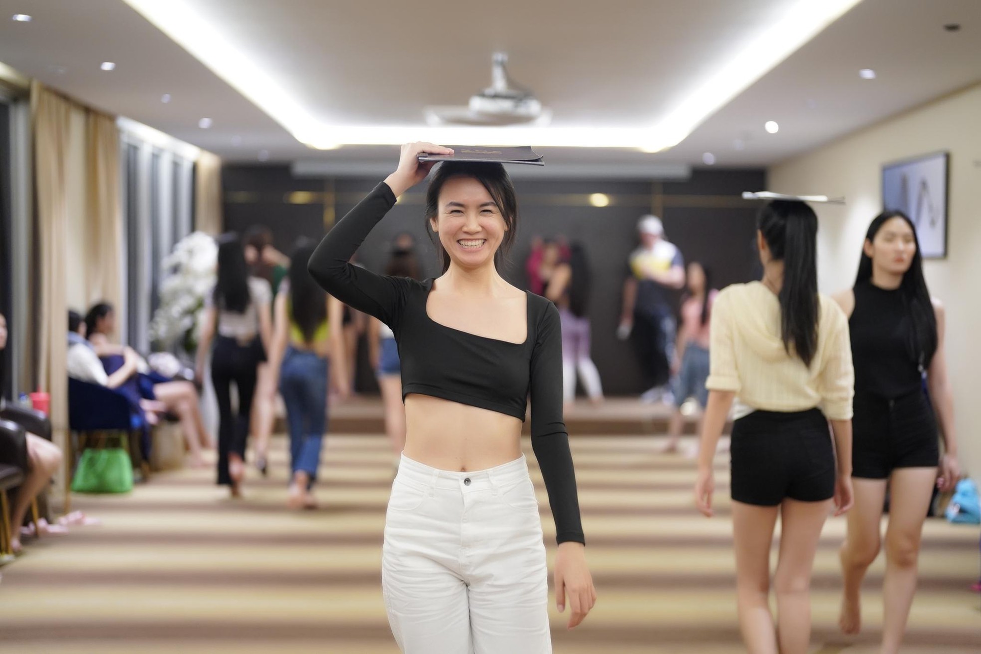 Thí sinh Hoa hậu Việt Nam diện crop top khoe eo thon - Ảnh 8.