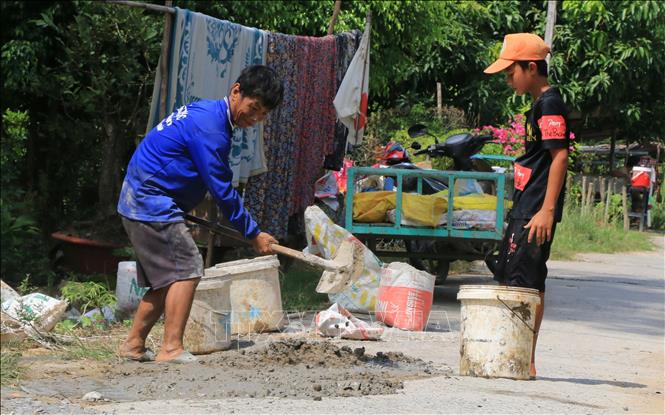 Người phụ hồ 6 năm cần mẫn &quot;vá&quot; đường để mọi người lưu thông an toàn - Ảnh 2.