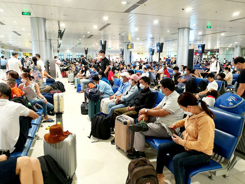 Chống nghẽn sân bay Tân Sơn Nhất dịp Tết - Ảnh 1.