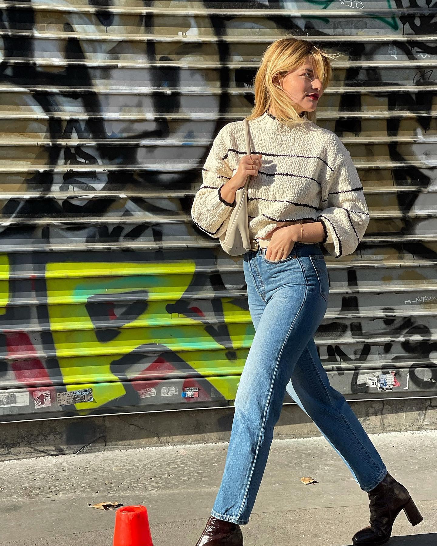 10 cách diện quần jeans nổi bật của phụ nữ Pháp - Ảnh 9.