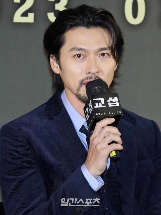 Họp b&aacute;o 'The point men': Hyun Bin ngoại h&igrave;nh lạ lẫm, bất ngờ nhắc đến con trai - Ảnh 1.