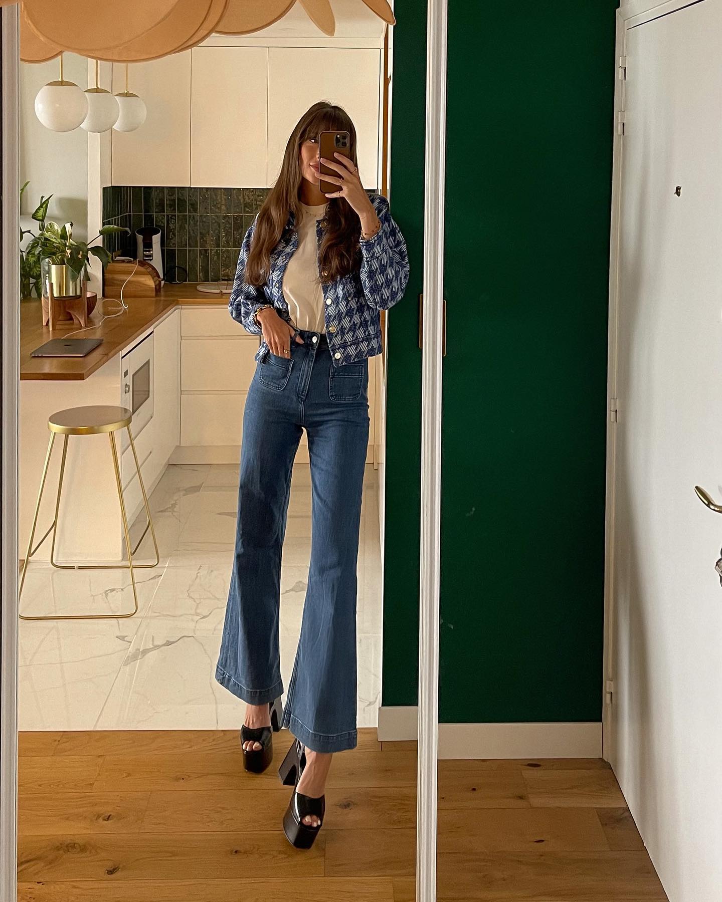 10 cách diện quần jeans nổi bật của phụ nữ Pháp - Ảnh 5.