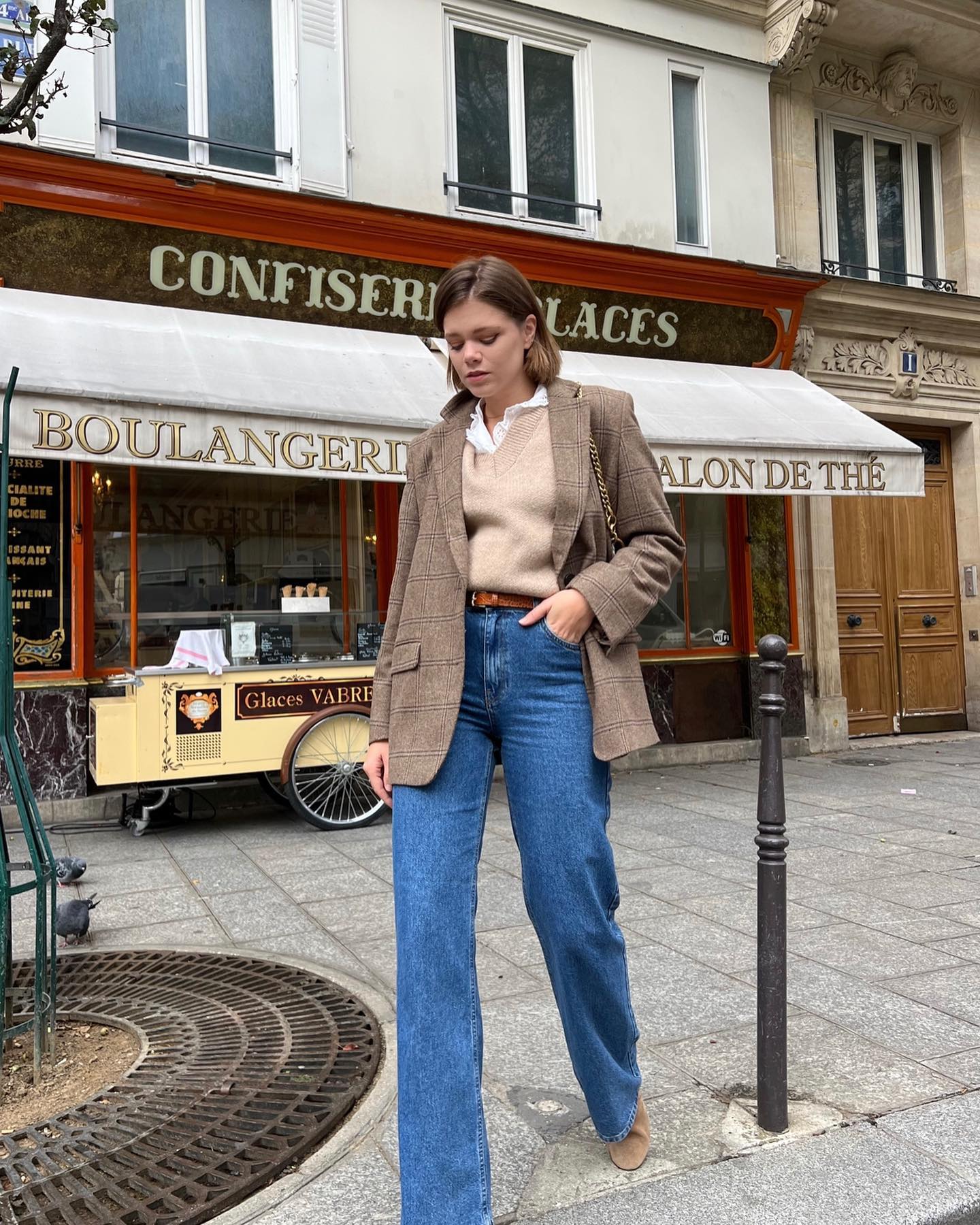 10 cách diện quần jeans nổi bật của phụ nữ Pháp - Ảnh 1.