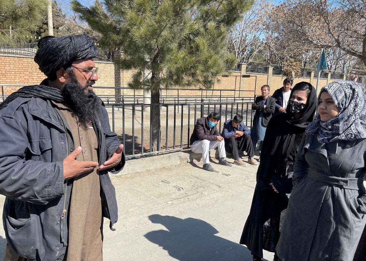Taliban cấm giáo dục đại học cho phụ nữ trên toàn Afghanistan - Ảnh 2.