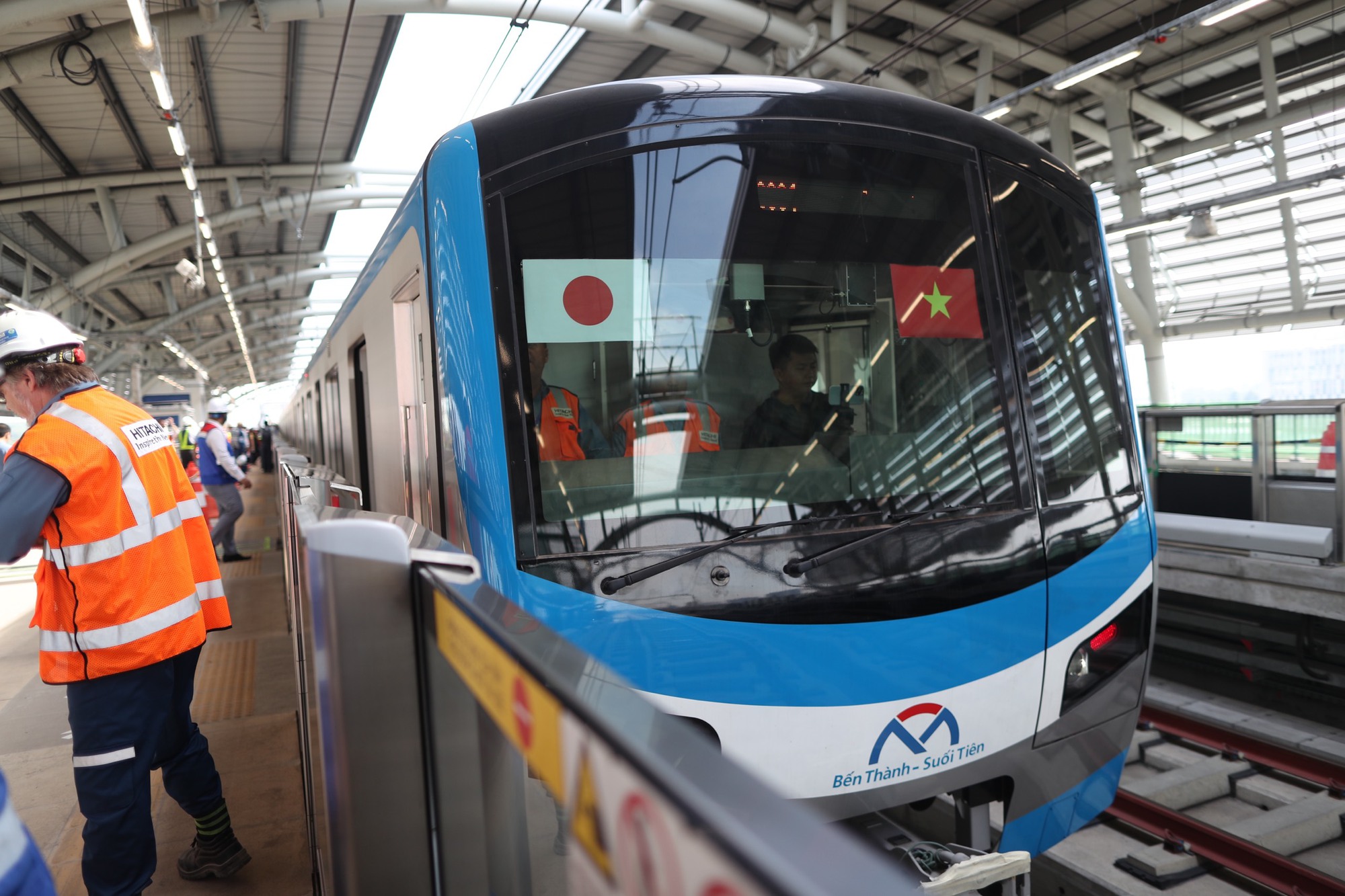 Người dân TP.HCM được thử nghiệm đi tàu metro sau bao ngày mong mỏi   - Ảnh 3.